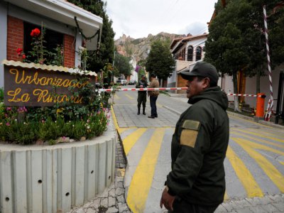 Un policier à l'entrée d'un complexe de La Paz où est située la résidence l'ambassade du Mexique, le 27 décembre 2019 - Jorge Bernal [AFP]