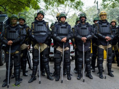 Des policiers avec des "lathis" prêts à réprimer des manifestants, le 16 décembre 2019 à New Delhi - Jewel SAMAD [AFP]