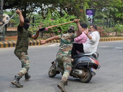 La police utilise les "lathis" matraques en bambou pour frapper des citoyens, le 20 décembre 2019 à Mangalore - STR [AFP]