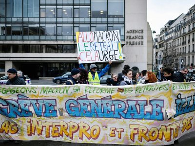 Des "gilets jaunes" manifestent place de la Bourse à Paris le 28 décembre 2019 - STEPHANE DE SAKUTIN [AFP]