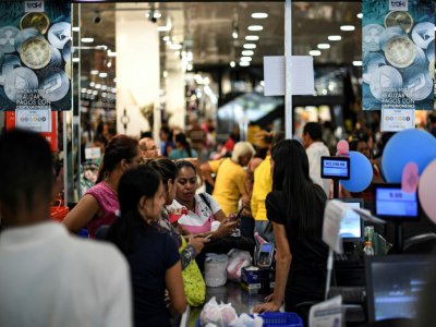Des Vénézuéliens font la queue dans un magasin acceptant le paiement en "Petro", le 28 décembre 2019 à Caracas - Yuri CORTEZ [AFP]