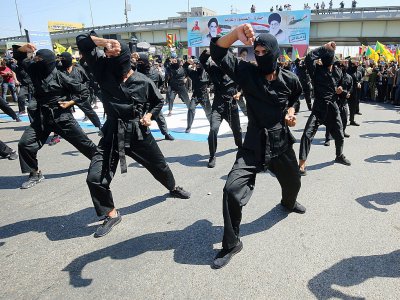 Des combattants chiites irakiens du groupe armé soutenu par l'Iran, les brigades du Hezbollah, défilent lors d'un défilé militaire le 31 mai 2019 à 
Bagdad - AHMAD AL-RUBAYE [AFP/Archives]