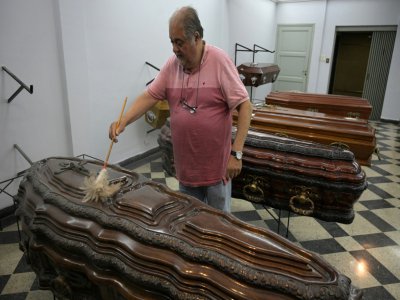Eduardo Tapia, propriétaire d'une maison funéraire à Buenos Aires, nettoie un cercueil le 3 décembre 2019 - JUAN MABROMATA [AFP/Archives]