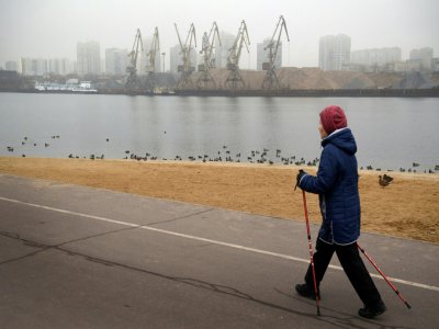 Une femme marche à Moscou le 26 décembre 2019 - Alexander NEMENOV [AFP/Archives]