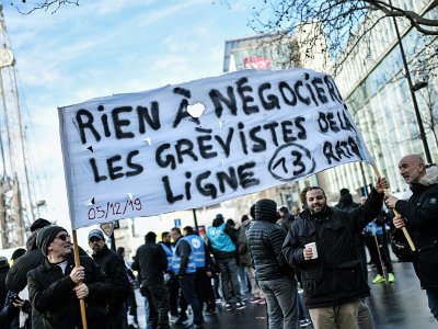 Manifestations des employés grévistes de la RATP à Saint-Denis, près de Paris, le 24 décembre 2019 - STEPHANE DE SAKUTIN [AFP/Archives]