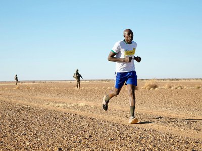 Un participant au premier marathon organisé au Niger court dans le désert près d'Agadez, le 29 décembre 2019. - Nora Schweitzer [AFP]