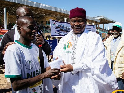 Le Nigérien Rabé Hassaou, vainqueur du premier Marathon du Niger, est félicité le 2 décembre 201 à Agadez. - Nora Schweitzer [AFP]