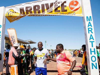 Un des participants au Grand Marathon du Ténéré franchit la ligne d'arrivée le 29 décembre 2019 à Agadez, dans le nord du Niger. - Nora Schweitzer [AFP]