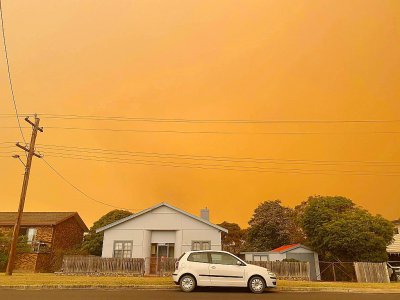 Le ciel semble être lui aussi en feu en raison des nombreux incendies qui ravagent l'Australie, sur cette image prise le 30 décembre 2019 dans la ville côtière de Bermagui, en Nouvelle-Galles du Sud - Handout [Courtesy of Stacey Broadfoot/AFP]