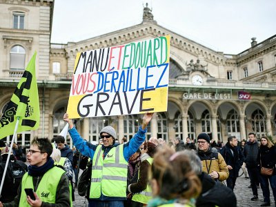 Manifestation devant la gare de l'Est à Paris le 26 décembre 2019 contre la réforme des retraites - STEPHANE DE SAKUTIN [AFP/Archives]