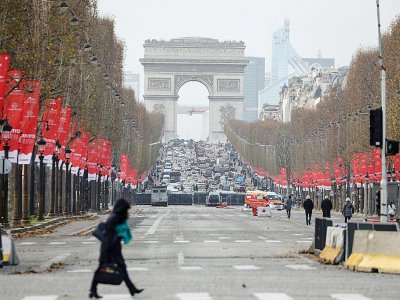 A Paris, où les transports en commun sont largement paralysés par une grève, il vaudra souvent mieux marcher pour aller réveillonner - Ludovic MARIN [AFP/Archives]