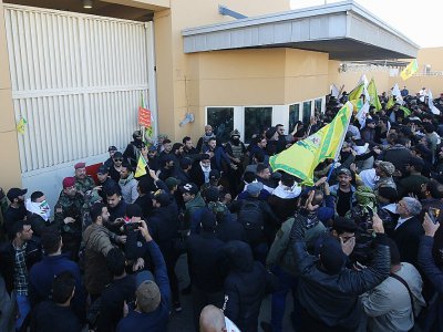 Des Irakiens proches de paramilitaires pro-iraniens protestent devant le portail de l'ambassade des Etats-Unis à Bagdad, le 31 décembre 2019 - AHMAD AL-RUBAYE [AFP]