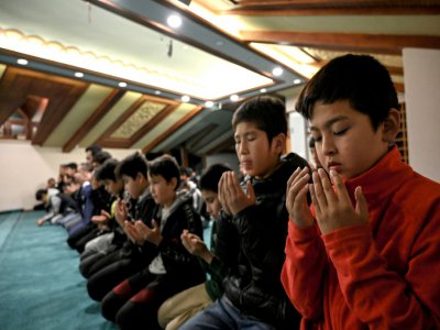 Des étudiants ouïghours prient dans une école d'Istanbul, le 29 novembre 2019 - Ozan KOSE [AFP]