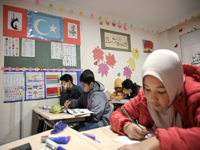 Des écoliers ouïghours travaillent dans une salle de classe d'Istanbul, le 29 novembre 2019 - Ozan KOSE [AFP]
