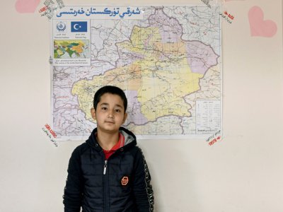 Khaled, un ouïghour de 12 ans, pose devant une carte dans une école d'Istanbul, le 29 novembre 2019 - Ozan KOSE [AFP]