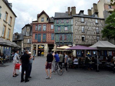 Rennes devient à partir du 1er janvier la première métropole en France à bannir les terrasses chauffées des bars et restaurants - MIGUEL MEDINA [AFP/Archives]