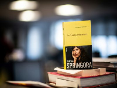 Le livre de l'écrivaine Vanessa Springora "Le Consentement", photographié le 31 décembre 2019 à Paris - Martin BUREAU [AFP]