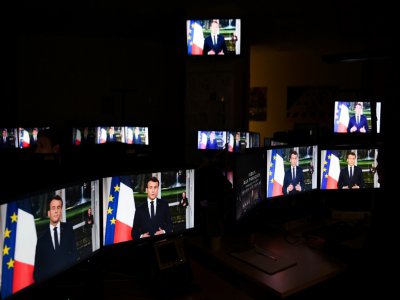 Retransmission de l'allocution du président Emmanuel Macron à l'occasion des voeux du Nouvel an, le 31 décembre 2019 à Paris - MARTIN BUREAU [AFP]