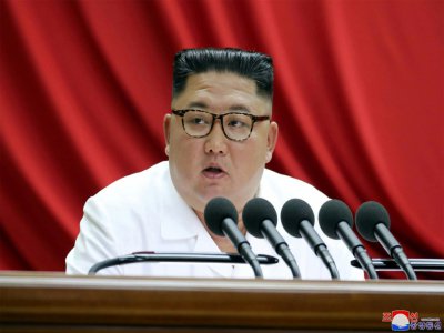 Photo prise le 30 décembre 2019 publiée par l'agence officielle coréenne KCNA, le 31 décembre 2019, montrant le leader nord-coréen Kim Jong Un s'exprimant lors d'une session plénière du Comité central du Parti des travailleurs à Pyongyang - KCNA [KCNA VIA KNS/AFP]