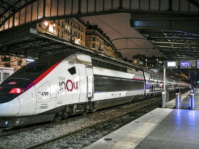 Avec un organigramme encore incomplet, la SNCF doit se transformer mercredi 1er janvier en une société anonyme qui n'embauchera plus ses nouvelles recrues au statut de cheminot. - STEPHANE DE SAKUTIN [AFP/Archives]