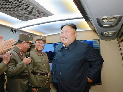 Le leader nord-coréen Kim Jong Un assiste à un test d'armement en août 2019 - KCNA VIA KNS [KCNA VIA KNS/AFP/Archives]