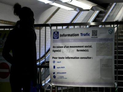 Un panneau d'information de la RATP est affiché à la porte d'une ligne de métro fermée, le 23 décembre 2019 à Paris - Philippe LOPEZ [AFP/Archives]