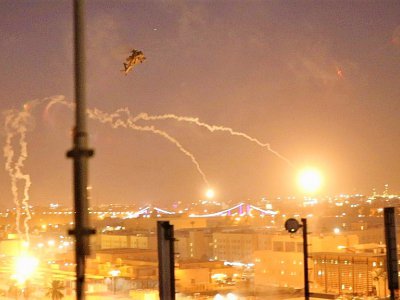 Une photo fournie par l'ambassade américaine en Irak montre un hélicoptère militaire américain Apache lancer des fusées éclairantes sur la zone verte à Bagdad, le 31 décembre 2019, après l'attaque contre la chancellerie située dans cette zone - - [US EMBASSY IN IRAQ/AFP]