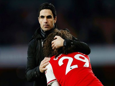 L'entraîneur d'Arsenal Mikel Arteta console son milieu Matteo Guendouzi après la défaite en Premier League contre Chelsea à Londres le 29 décembre 2019 - Adrian DENNIS [AFP/Archives]