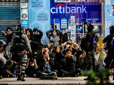 Des policiers arrêtent un groupe de personnes après une imposante manifestation pro-démocratie à Hong Kong, le 1er janvier 2020 - ISAAC LAWRENCE [AFP]