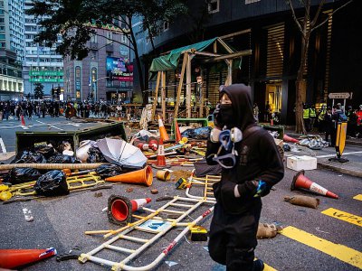 Des manifestants construisent une barricade de fortune en marge d'une manifestation pro-démocratie, à Hong Kong le 1er janvier 2020 - ISAAC LAWRENCE [AFP]