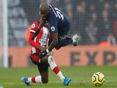 L'international français de Tottenham Tanguy Ndombele est taclé par le milieu de Southampton Moussa Djenepo, le 1er janvier 2020 au St-Mary's Stadium - Adrian DENNIS [AFP]