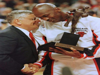 David Stern et Michael Jordan, le 21 mai 1996 à Chicago - BRIAN BAHR [AFP/Archives]