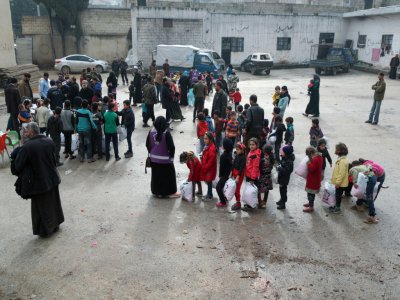 Des enfants syriens se rassemblent dans la cour d'une prison transformée en centre d'accueil pour les déplacés à Idleb, le 31 décembre 2019 - Omar HAJ KADOUR [AFP]