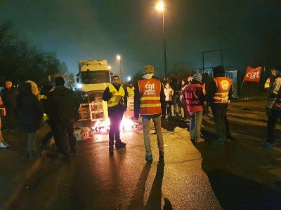 Les grévistes bloquent la sortie des camions de la STEF et de TNT ce jeudi 2 janvier, à Saint-Etienne-du-Rouvray.