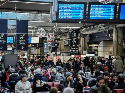 Des usagers à la Gare Montparnasse, le 2 janvier 2020 au 29e jour de grève dans les transports - STEPHANE DE SAKUTIN [AFP]