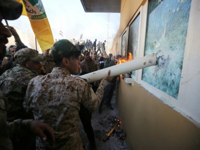 Des manifestants irakiens brisent les vitres de l'ambassade américaine à Bagdad, le 31 décembre 2019 - AHMAD AL-RUBAYE [AFP]
