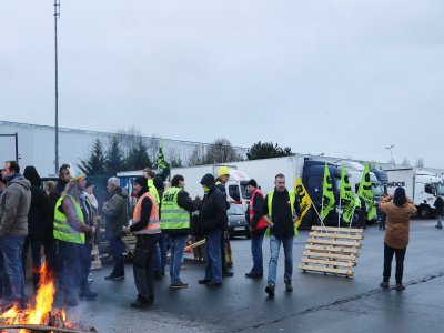 Aucun camion n'a pu rentrer ou sortir pendant le blocage de la plateforme logistique de Carrefour à Carpiquet le jeudi 2 janvier. - Charlotte Hautin