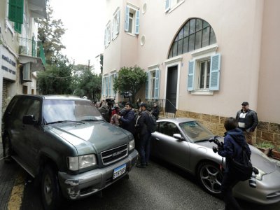 Des journalistes devant une maison de Beyrouth, signalée dans des documents judiciaires comme appartenant à Carlos Ghosn, le 2 janvier 2020 - JOSEPH EID [AFP]