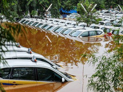 Une flotte de taxis inondée dans un parking à Jakarta, le 1er janvier 2020 - RALIA [AFP]
