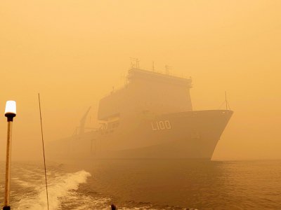 Le navire australien HMAS Choules se dirige vers Mallacoota pour porter secours aux personnes fuyant les incendies, le 2 janvier 2020 - Helen FRANK [ROYAL AUSTRALIAN NAVY/AFP]