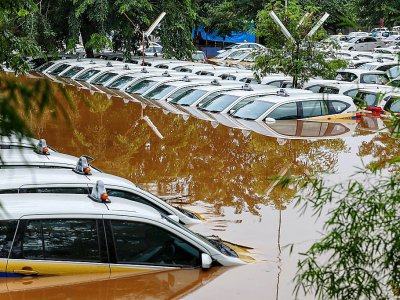 Des taxis submergés par les flots à Jakarta, le 1er janvier 2020 - RALIA [AFP]
