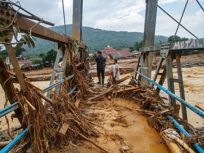 Un pont détruit par la crue dans le village de Banjar Irigasi, dans la province indonésienne de Banten, le 2 janvier 2020 - SAMMY [AFP]