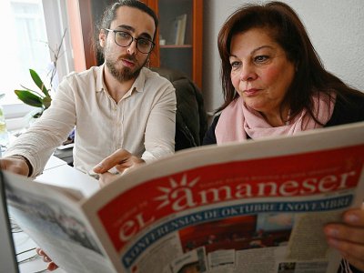 Karen Sarhon (à droite), éditrice du mensuel en langue judéo-espagnole El Amaneser, en décembre 2019 à Istanbul - Ozan KOSE [AFP]