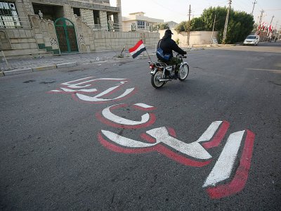 Un slogan en arabe "mort à l'Amérique" est dessiné sur le sol à Bagdad, le 3 janvier 2020 - AHMAD AL-RUBAYE [AFP]