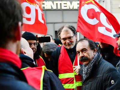 Le secrétaire général de la CGT Philippe Martinez participe à une distribution de tracts le 3 janvier 2020 devant les grands magasins à Paris - Christophe ARCHAMBAULT [AFP]