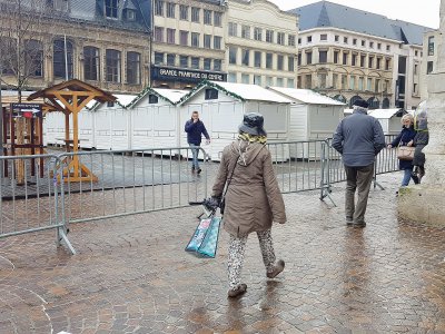 Après un mois de festivités, le marché de Noël est maintenant fermé et ses petits chalets attendent d'être démontés, à Rouen. - Aurélien Delavaud