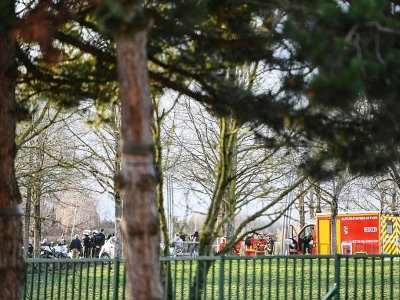 Des policiers et des pompiers le 3 janvier 2020 dans un parc de Villejuif (Val-de-Marne) après une attaque au couteau - CHRISTOPHE ARCHAMBAULT [AFP]