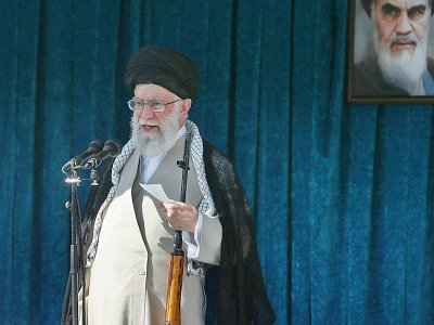 Photo remise par le bureau du dirigeant suprême iranien Ali Khamenei, le montrant tenant un fusil lors d'un sermon au mausolée de l'imam Khomeiny près de Téhéran le 5 juin 2019 - HO [IRANIAN SUPREME LEADER'S WEBSITE/AFP/Archives]