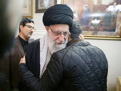 Le Guide suprême Ali Khamenei le 3 janvier 2020, avec des membres de la famille de Qassem Soleimani à Téhéran - HO [KHAMENEI.IR/AFP]