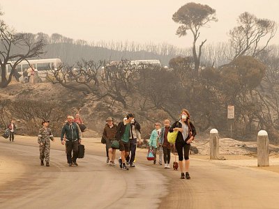 Des habitants marchent vers une plage avant d'être évacués de Mallacoota, en Australie, le 3 janvier 2020 - Helen FRANK [ROYAL AUSTRALIAN NAVY/AFP]